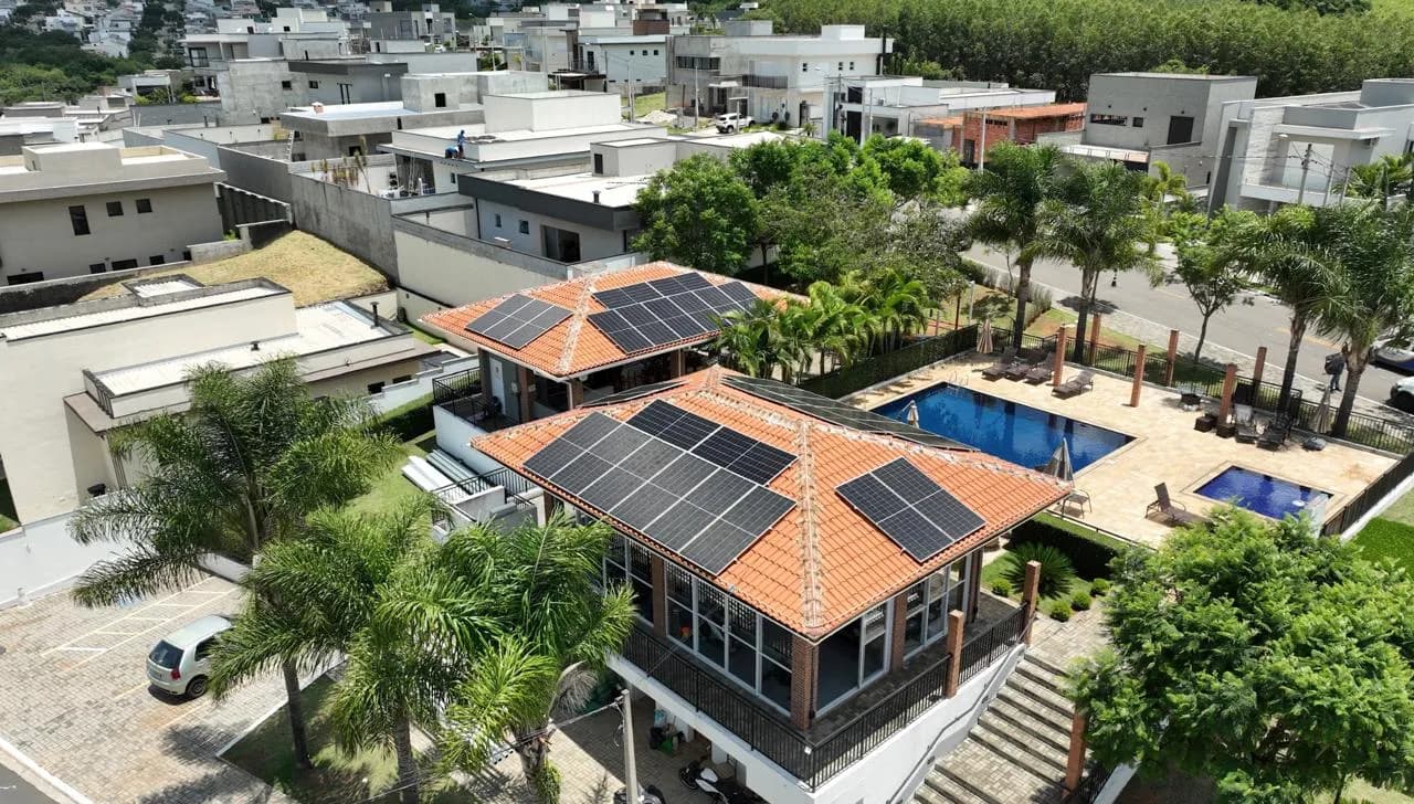 Vista aérea de sistema solar no telhado cerâmico de uma área de lazer de condomínio