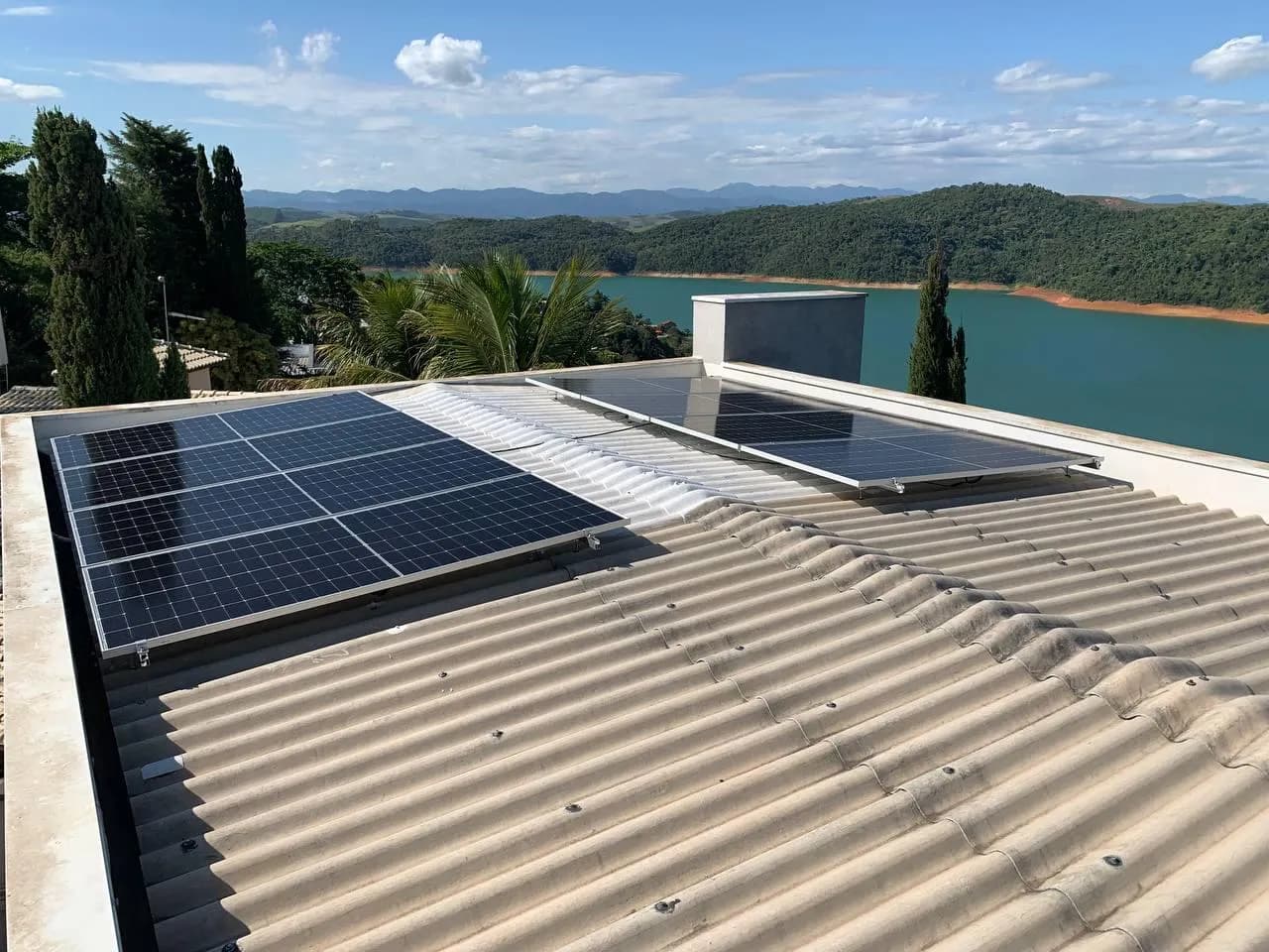 Painéis solares em residência com vista para a represa