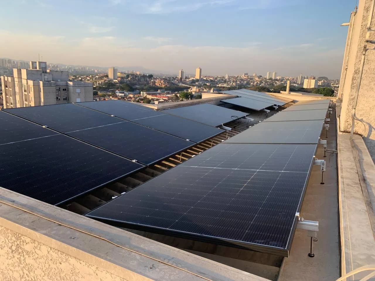 Painéis solares na cobertura de um prédio residencial