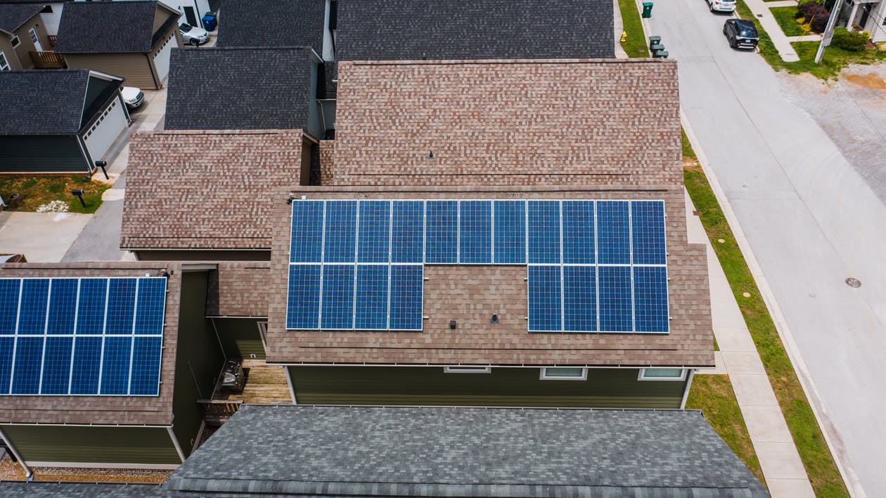 Imagem de uma casa com energia solar